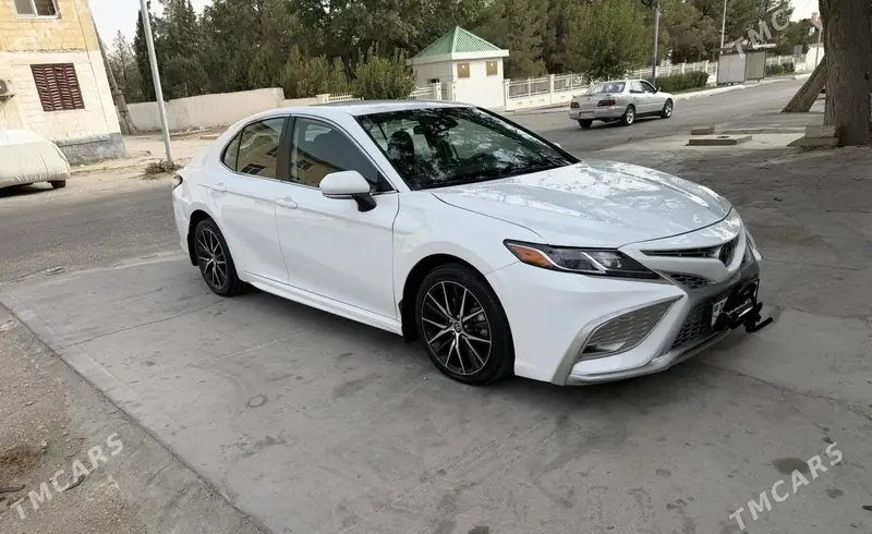 Toyota Camry, 2023 — фото 2