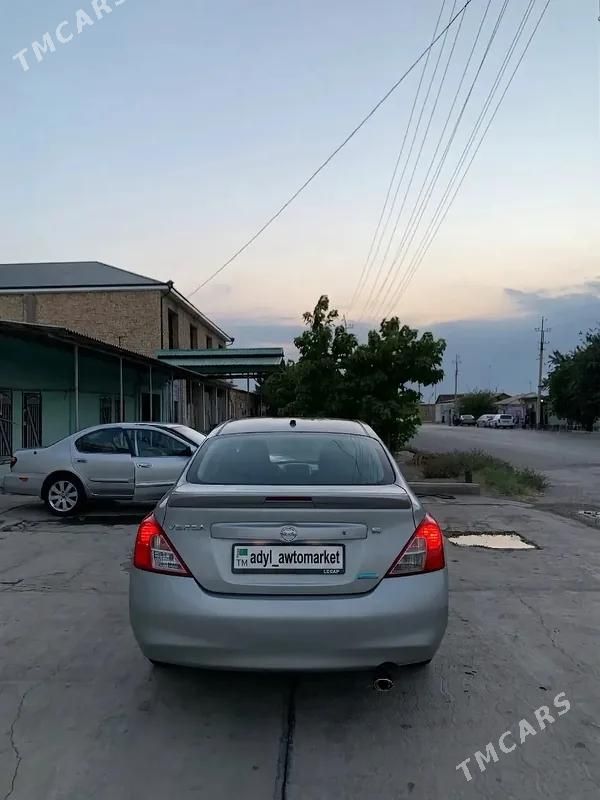 Nissan Versa, 2012