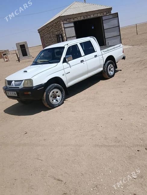 Mitsubishi L200, 2004