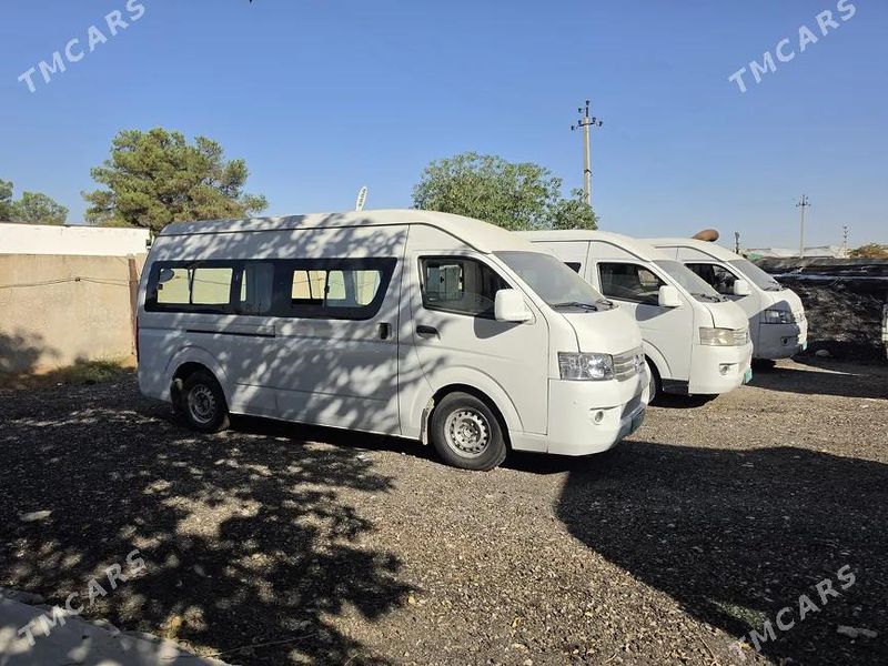 Toyota Hiace, 2015