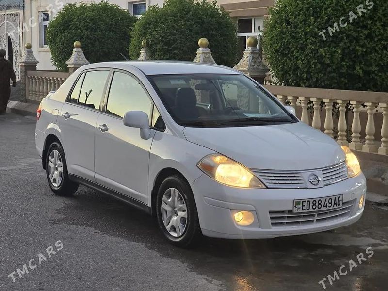 Nissan Versa, 2010
