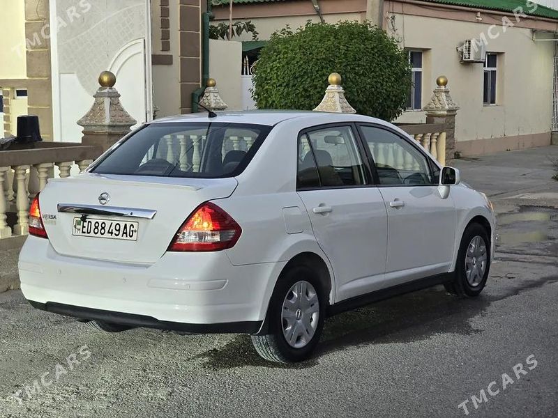 Nissan Versa, 2010