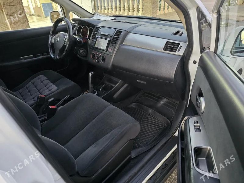 Nissan Versa, 2010