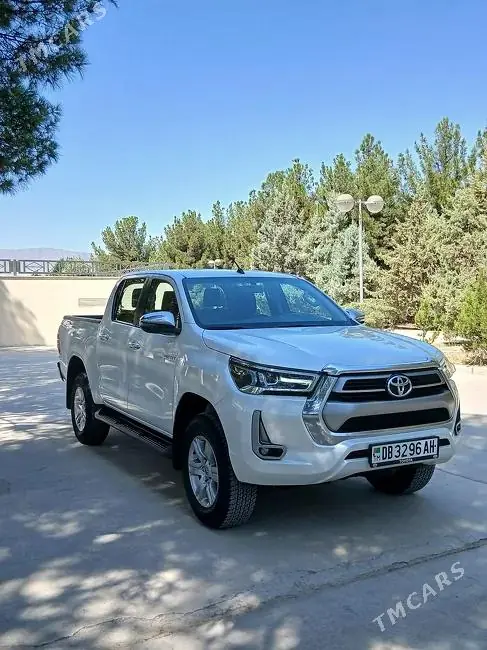 Toyota Hilux, 2022 — фото 2