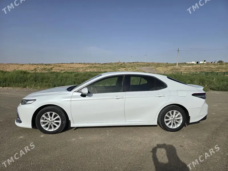 Toyota Camry Hybrid, 2021 — фото 2