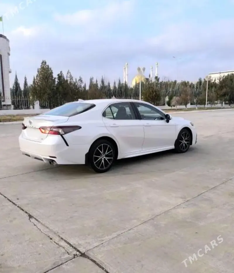 Toyota Camry, 2023 — фото 2