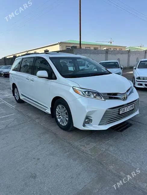 Toyota Sienna, 2017 — фото 1