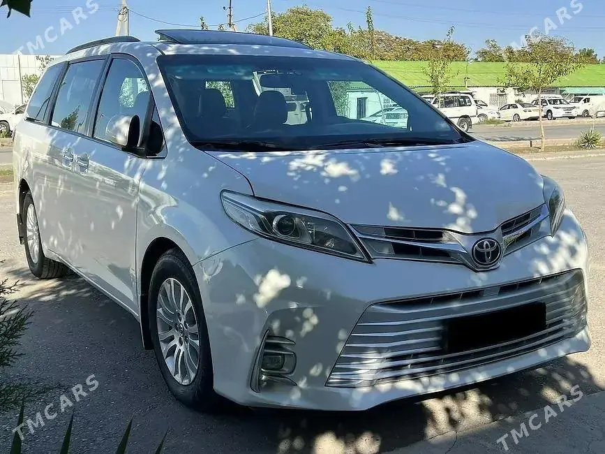 Toyota Sienna, 2017 — фото 1